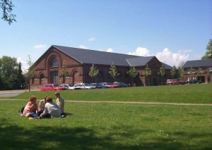 Dramaturgi er i dag en del af Institut for Æstetiske Fag og holder til på den gamle kaserne på langelandsgade i Århus.